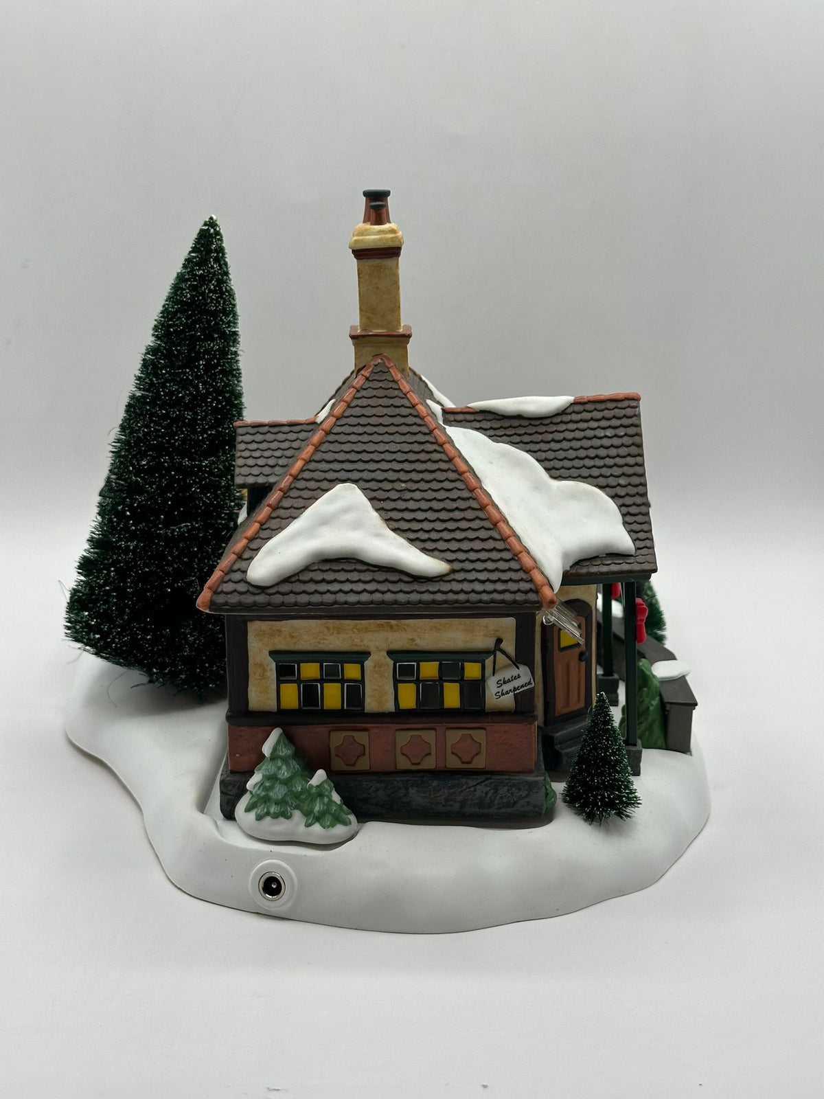 Department 56 - London Skating Club - Dickens' Village (Skaters Do Not Move)