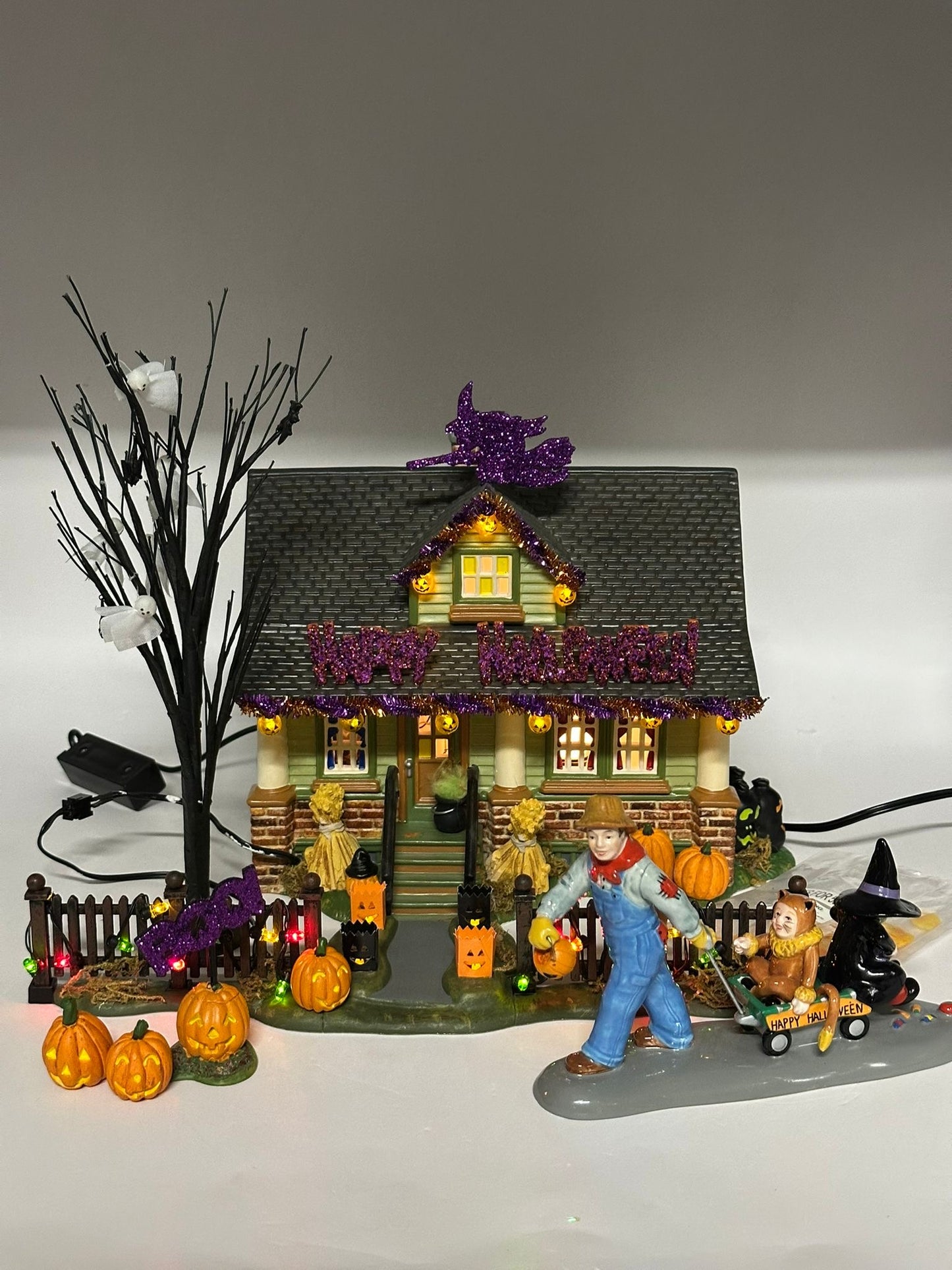 Department 56 - 1031 Trick-Or-Treat Drive - Snow Village Halloween