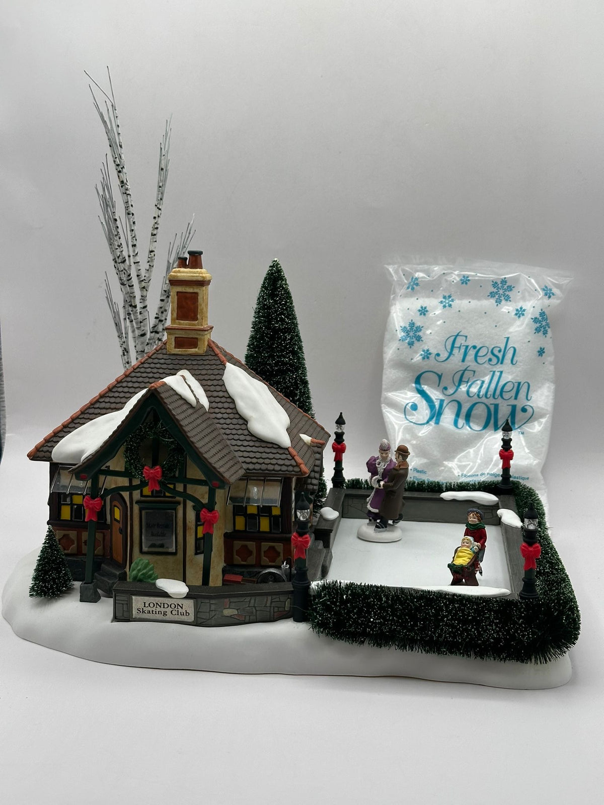Department 56 - London Skating Club - Dickens' Village (Skaters Do Not Move)