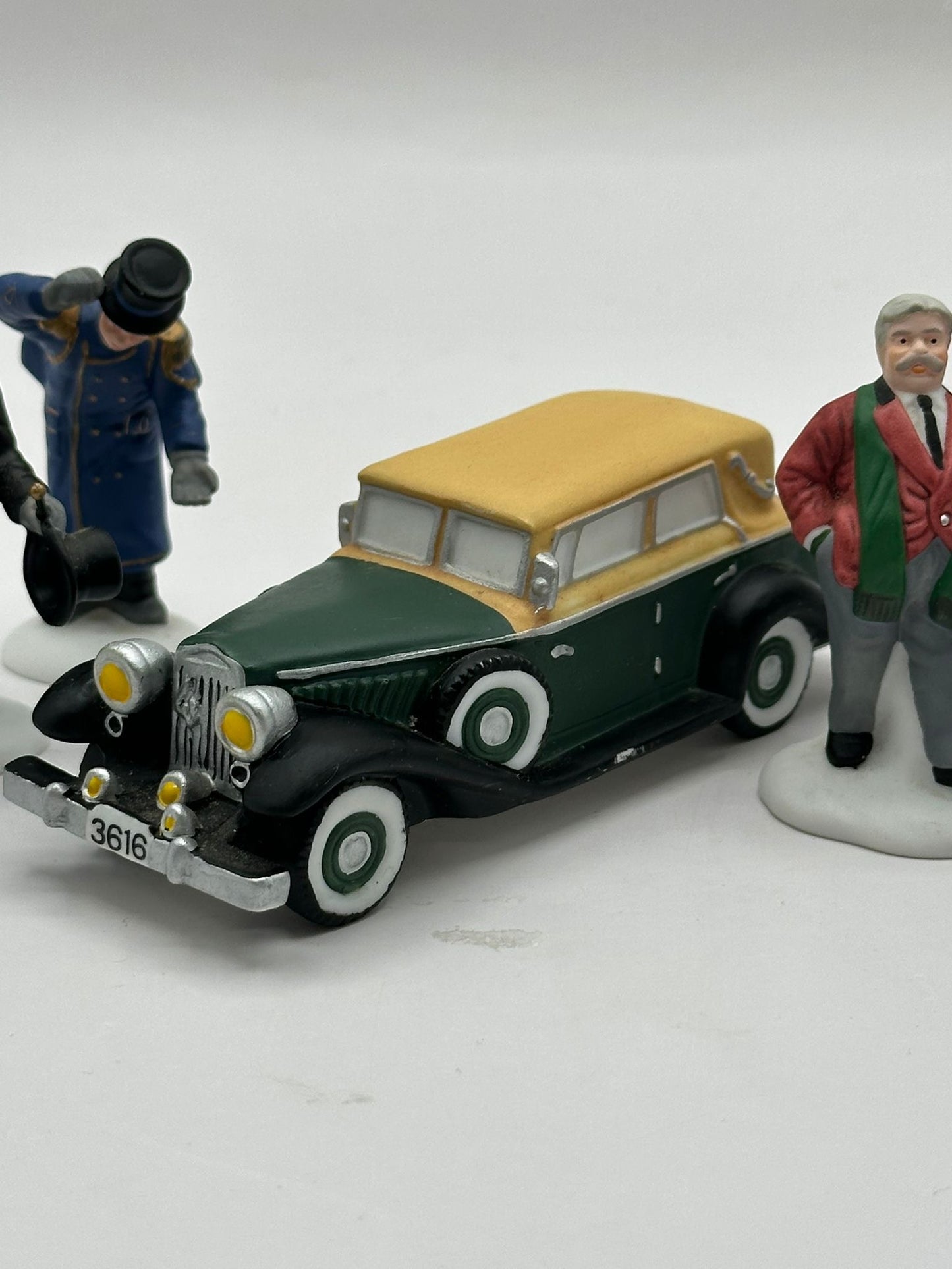 Department 56 -  Steppin' Out On The Town - Christmas in the City