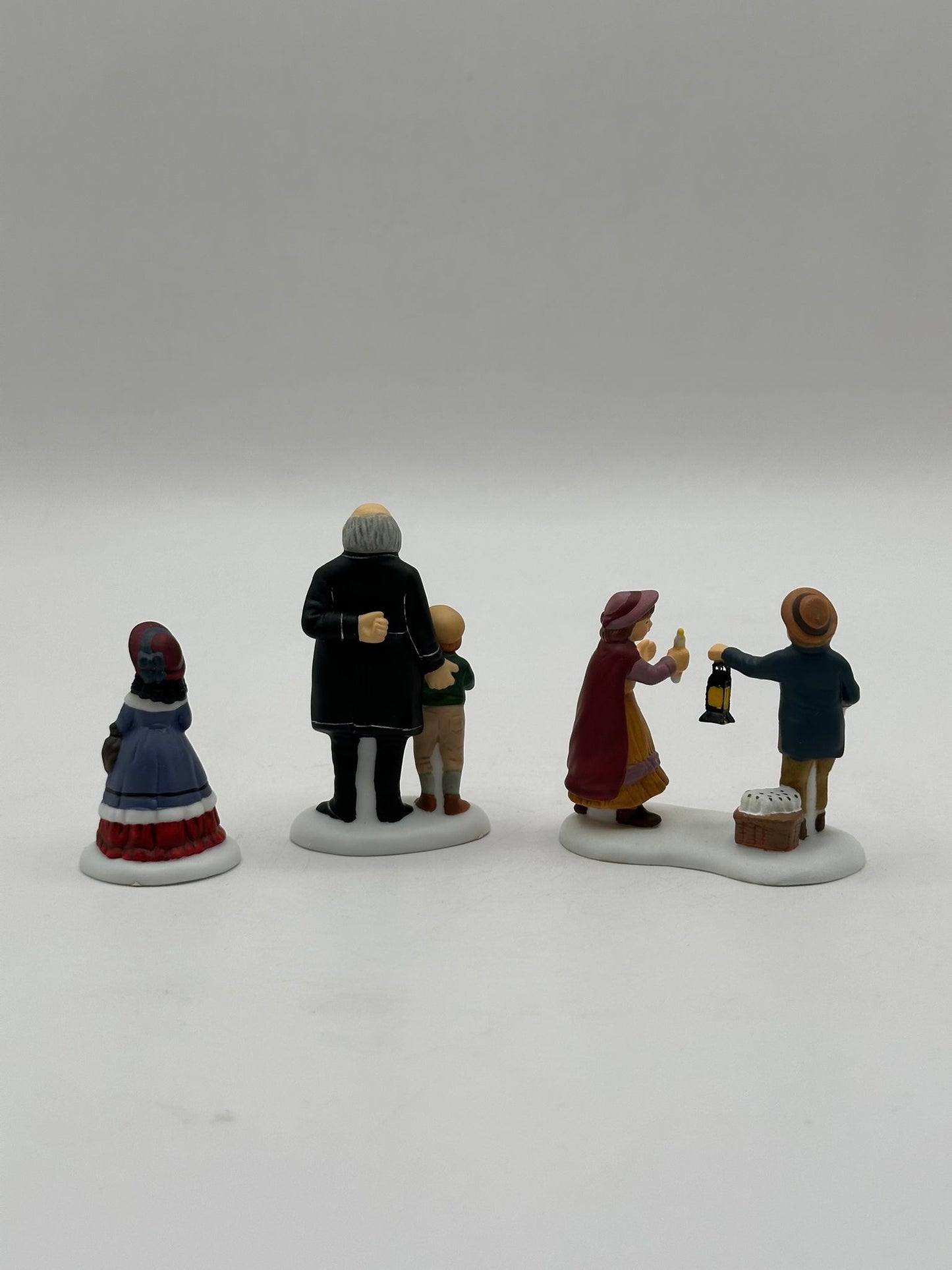 Department 56 - A Peaceful Glow on Christmas Eve - Dickens' Village