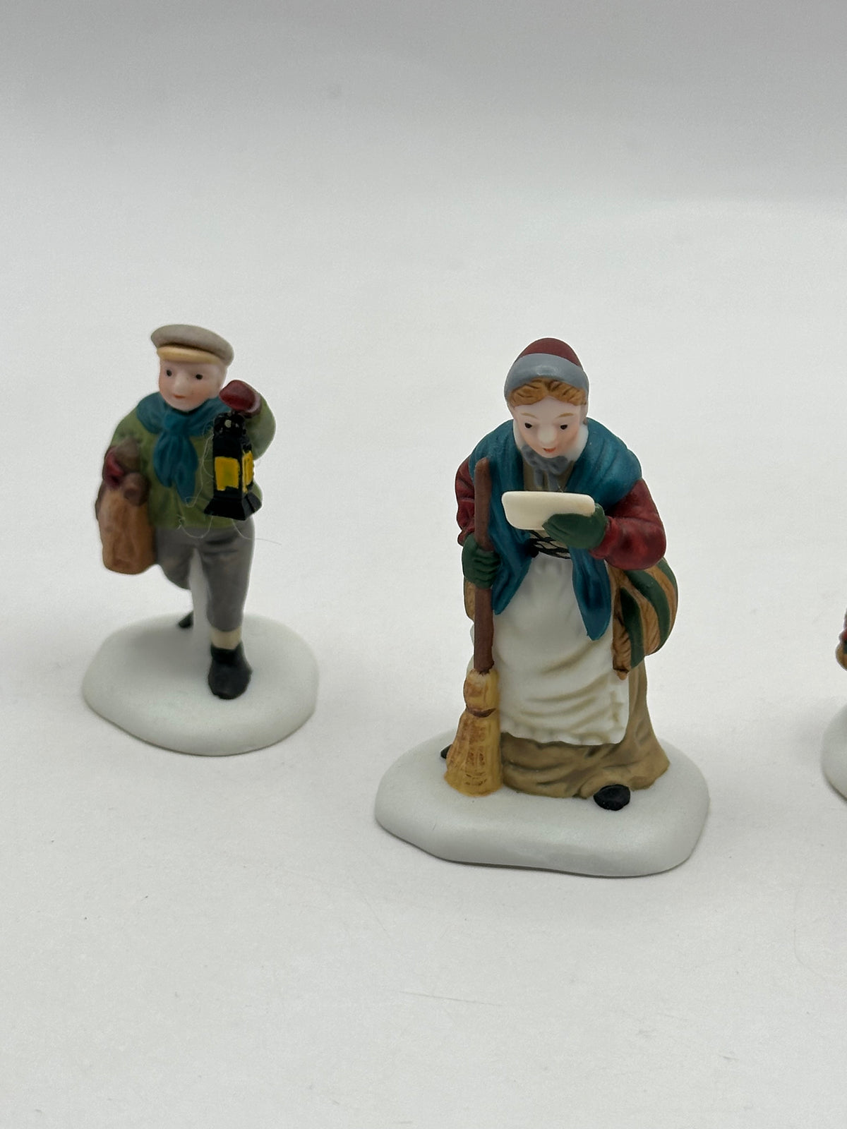 Department 56 - Come Into The Inn - Dickens' Village