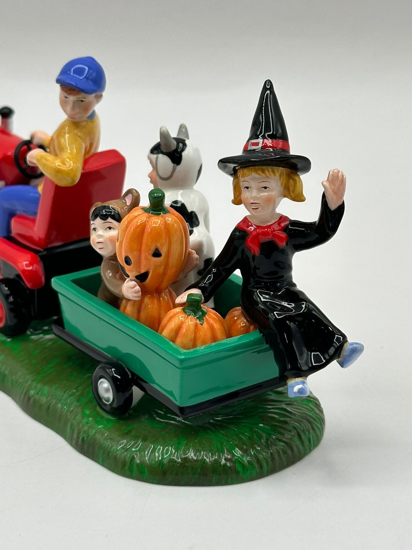 Department 56 - Gathering Pumpkins - Snow Village Halloween