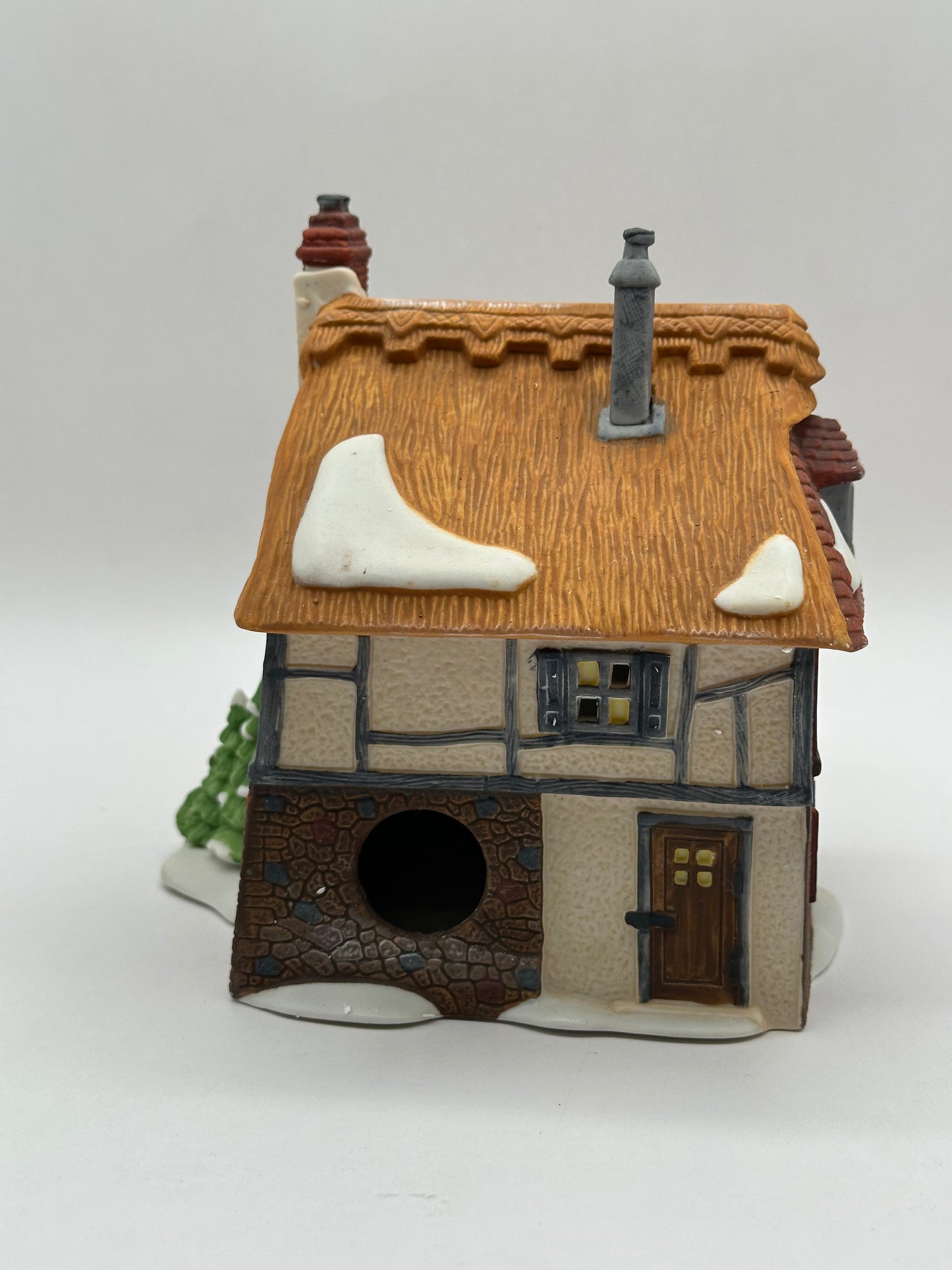 Department 56 - Betsy Trotwood's Cottage - Dickens' Village