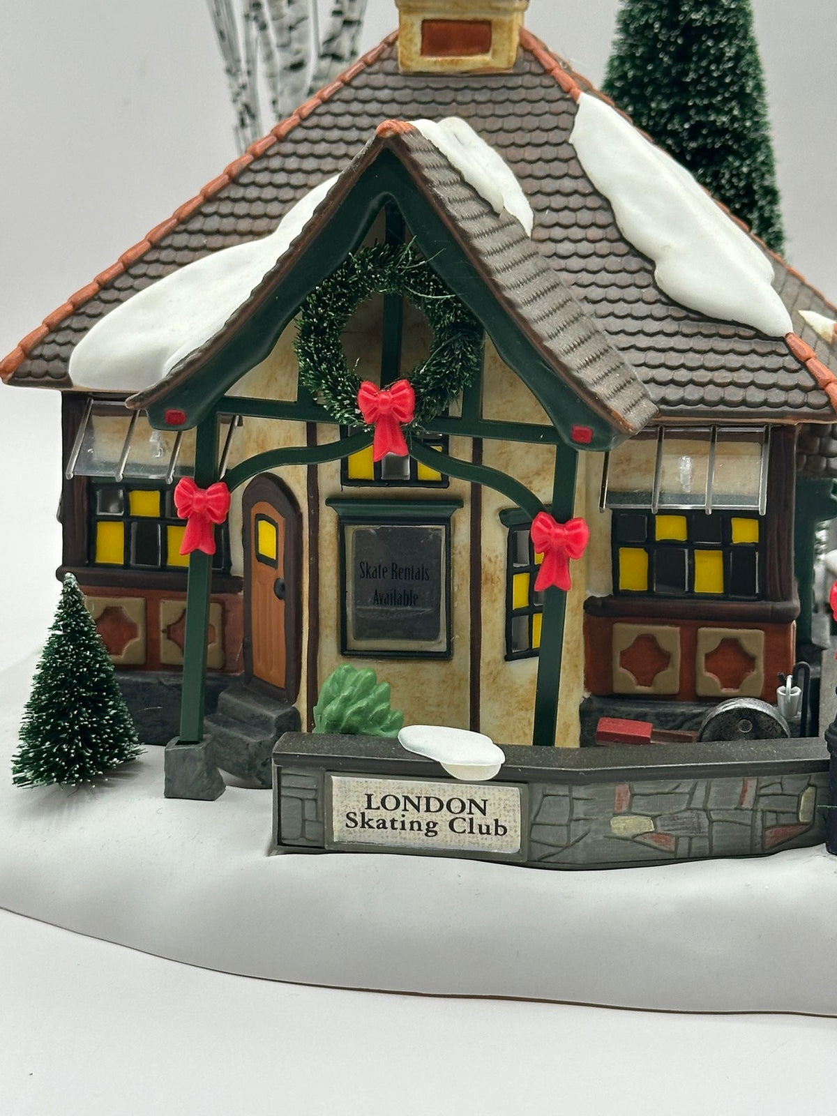 Department 56 - London Skating Club - Dickens' Village (Skaters Do Not Move)