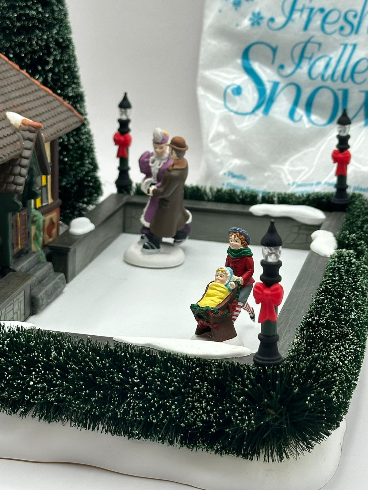 Department 56 - London Skating Club - Dickens' Village (Skaters Do Not Move)