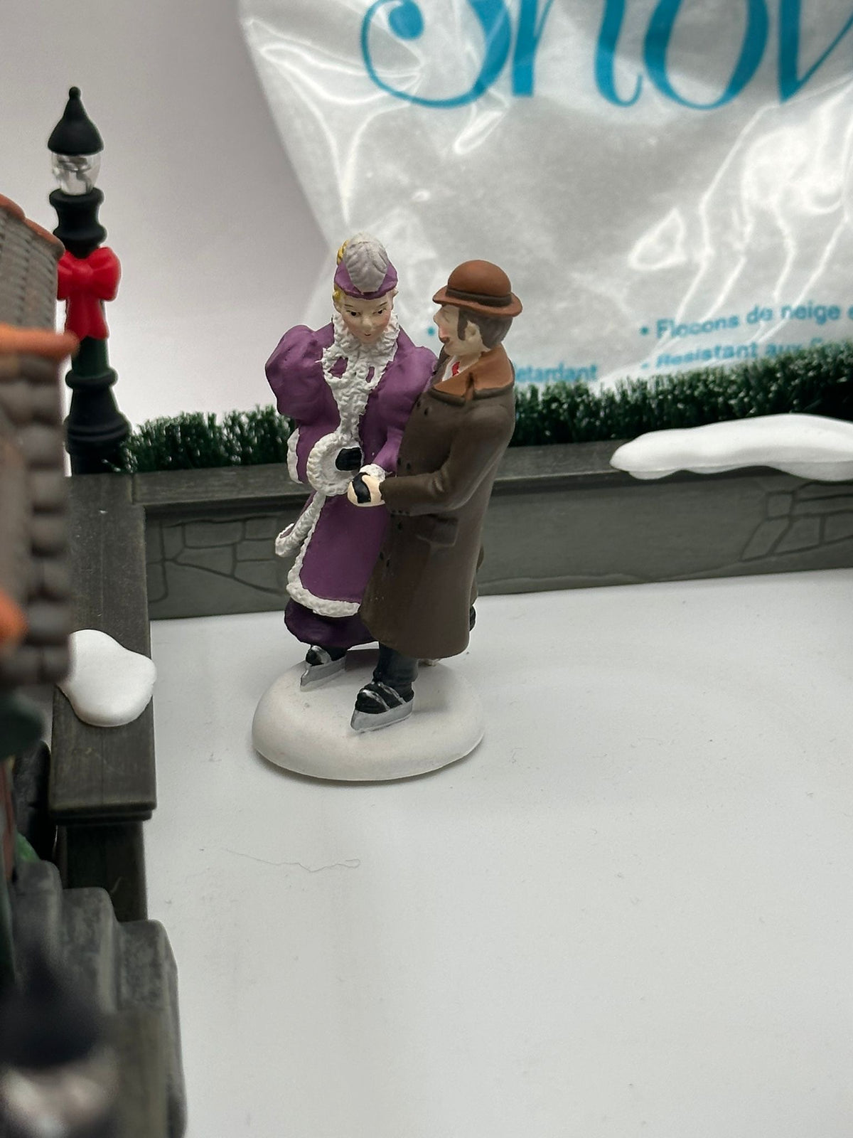 Department 56 - London Skating Club - Dickens' Village (Skaters Do Not Move)