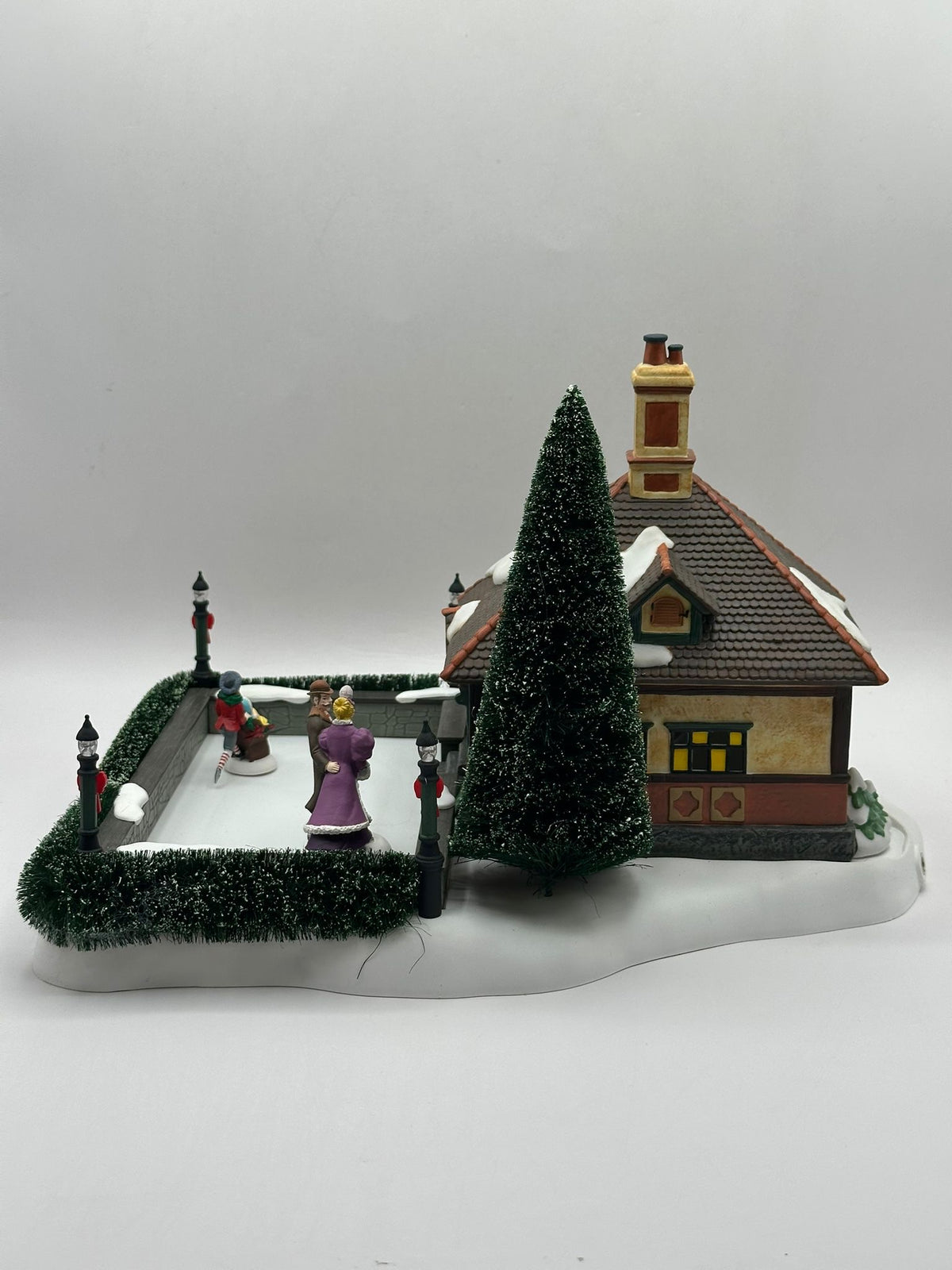 Department 56 - London Skating Club - Dickens' Village (Skaters Do Not Move)