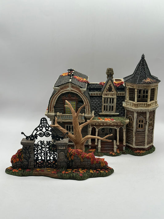 Department 56 - The Munsters Village 1313 Mockingbird Lane - Halloween