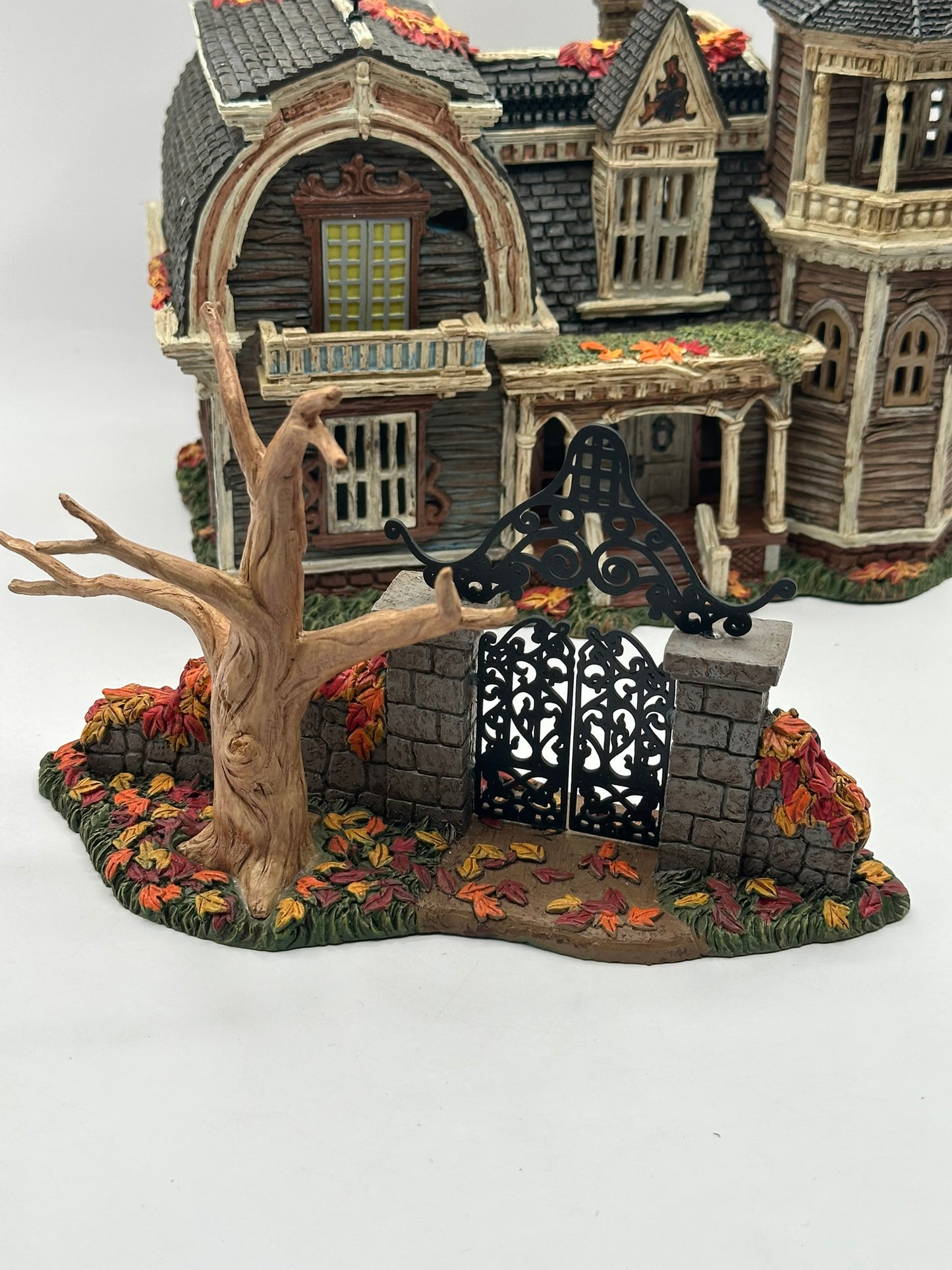 Department 56 - The Munsters Village 1313 Mockingbird Lane - Halloween