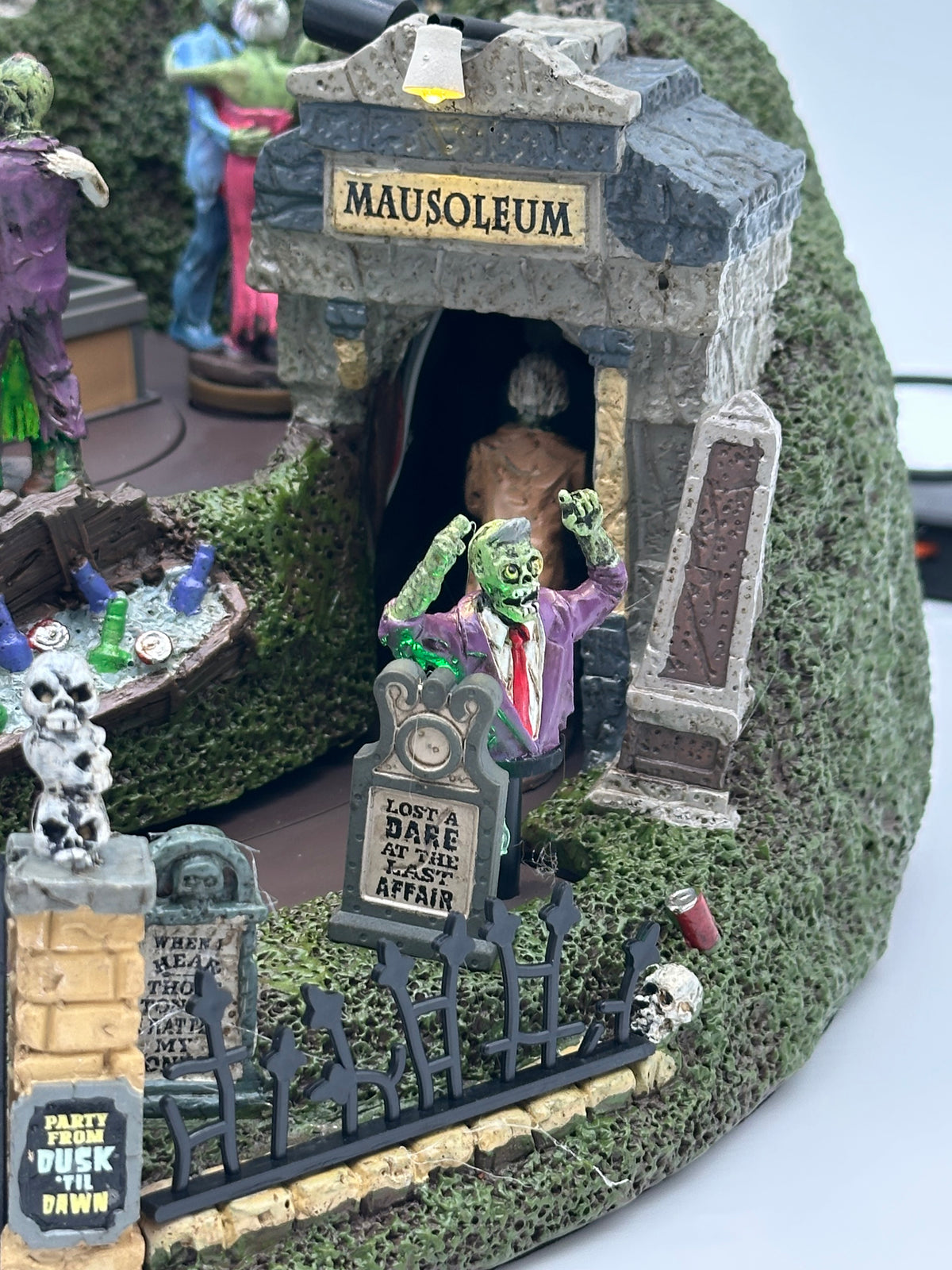 Lemax Spooky Town - Graveyard Party